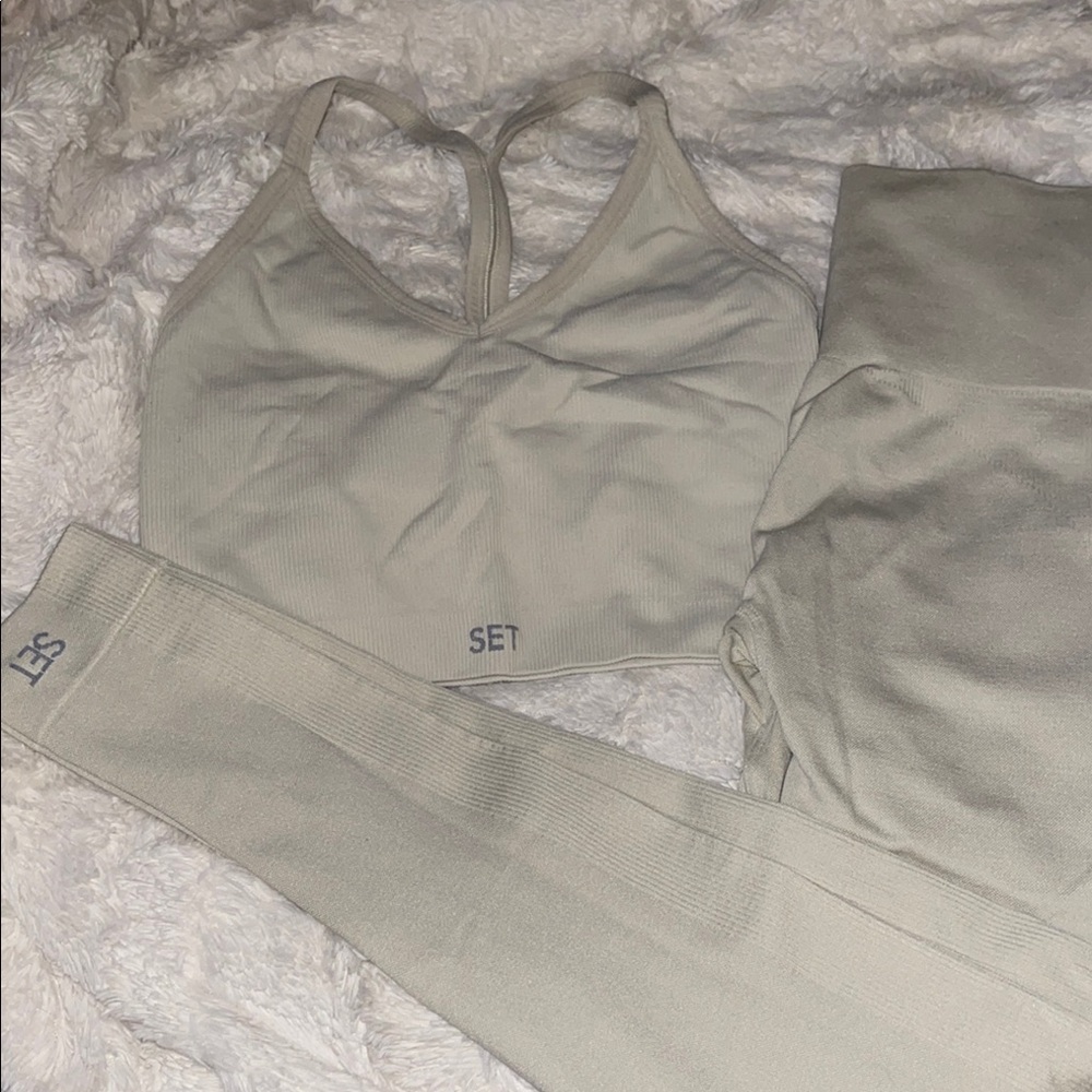 Set Active SculptFlex Ribbed V-neck and leggings (Oat Milk)
